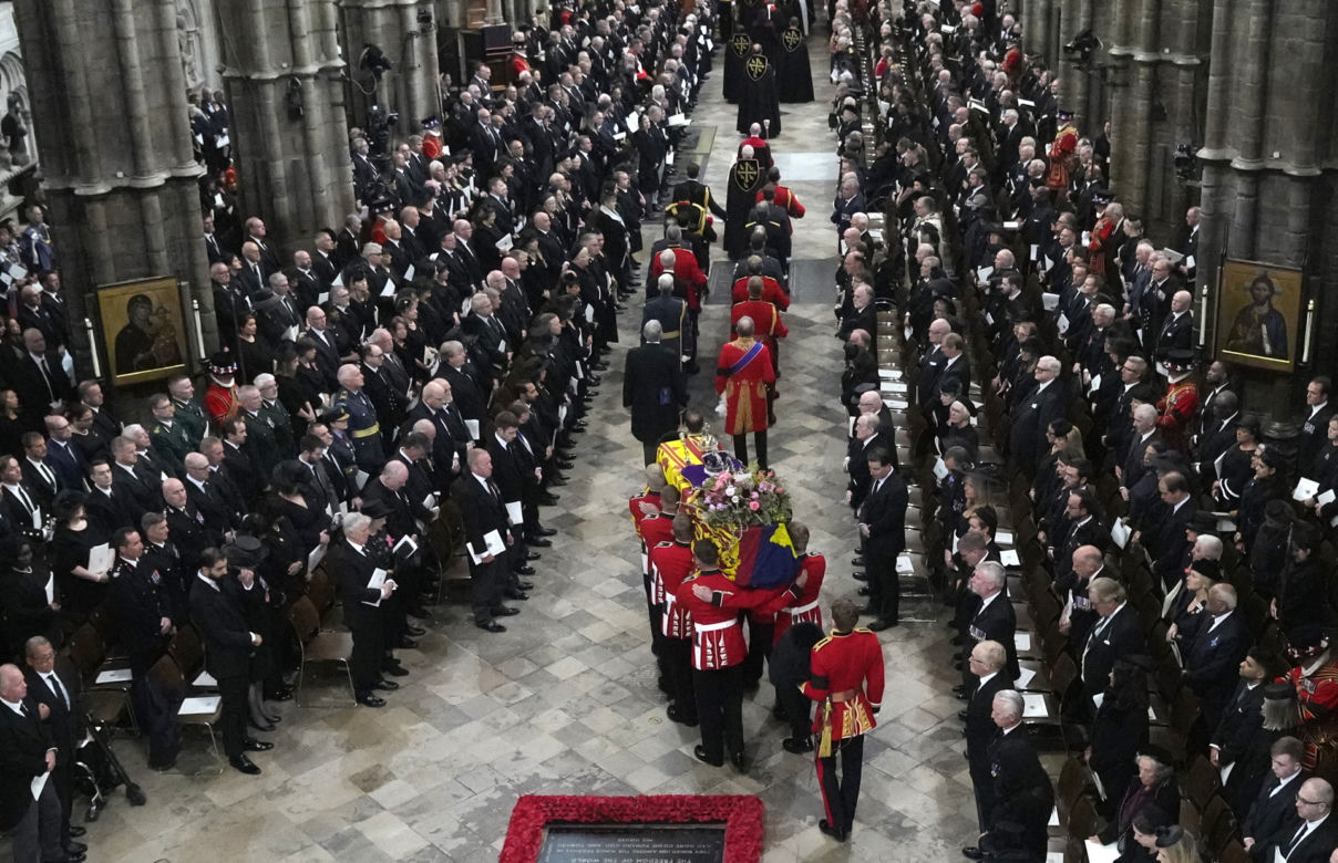 Trumna z Królową przybyła do Westminsteru