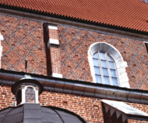 Dekoracja rombowa na elewacjach gotyckiego kościoła Bożego Ciała w Krakowie