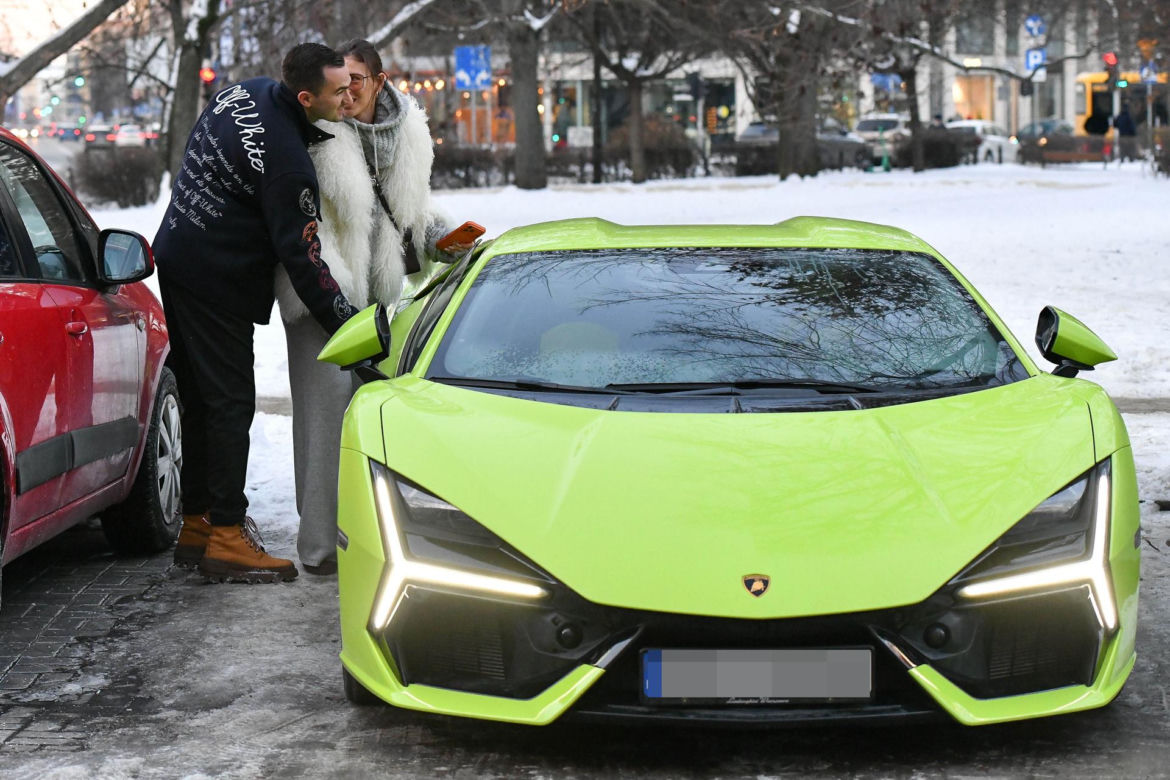 Klaudia Halejcio, mąż jej otworzył auto za całusa