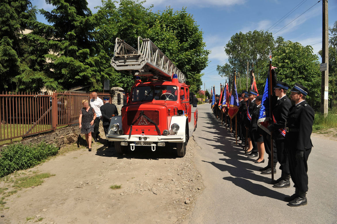 Srebrny orzeł prowadził Arka w ostatniej drodze. Poruszający gest policjantów i strażaków