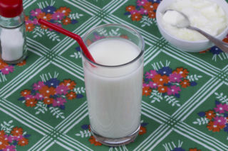 Kefir czy skyr na śniadanie? Jeden produkt może lepiej wspierać mięśnie i sytość