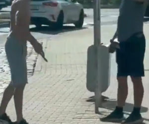 Półnagi mężczyzna z nożem gonił ludzi na ulicy. Dantejskie sceny we Wrocławiu