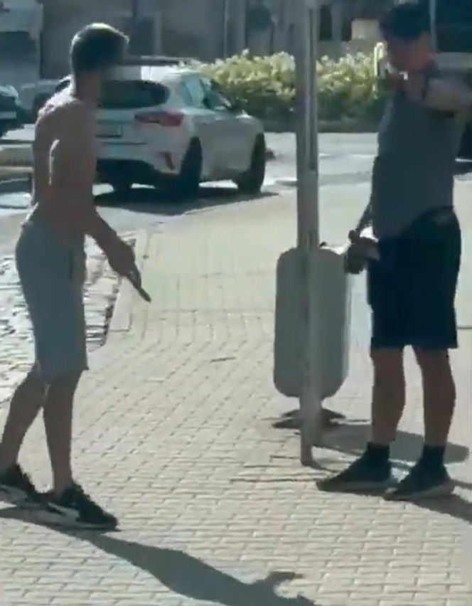 Półnagi mężczyzna z nożem gonił ludzi na ulicy. Dantejskie sceny we Wrocławiu