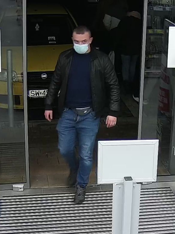 Chorzów: Wynieśli ze sklepu telefon komórkowy, opaskę Mi Band i myszkę dla graczy. Rozpoznajesz ich?