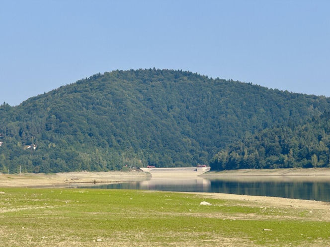 To jezioro w Małopolsce grało w filmie "Ogniem i mieczem". Teraz umiera, a mieszkańcy są przerażeni brakiem wody