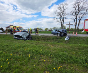 Zderzenie czołowe na DW 982 koło Szczucina. Dwie osoby ranne, droga zablokowana