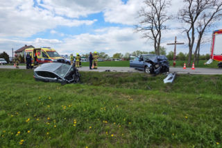 Zderzenie czołowe na DW 982 koło Szczucina. Dwie osoby ranne, droga zablokowana