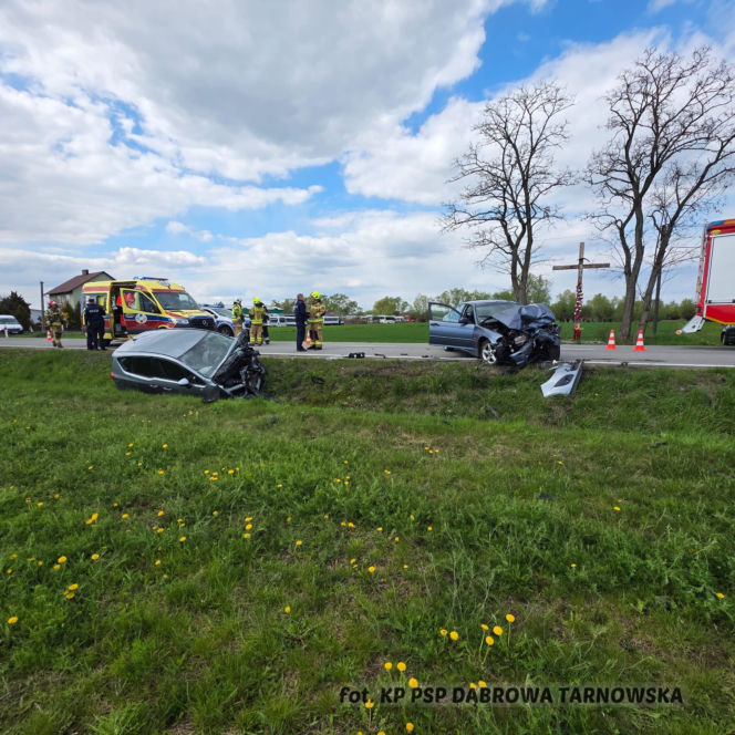 Zderzenie czołowe na DW 982 koło Szczucina. Dwie osoby ranne, droga zablokowana