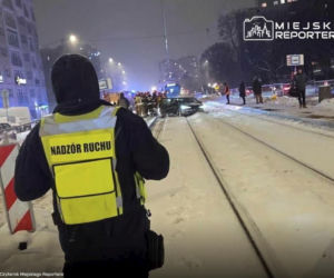 Toyota na torach, kierowca dał nogę! Groźna kolizja w al. Solidarności