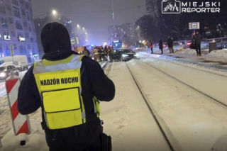 Toyota na torach, kierowca dał nogę! Groźna kolizja w al. Solidarności