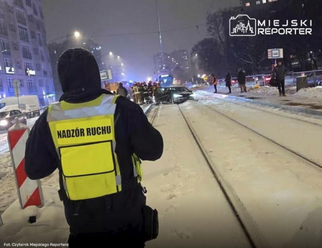 Toyota na torach, kierowca dał nogę! Groźna kolizja w al. Solidarności