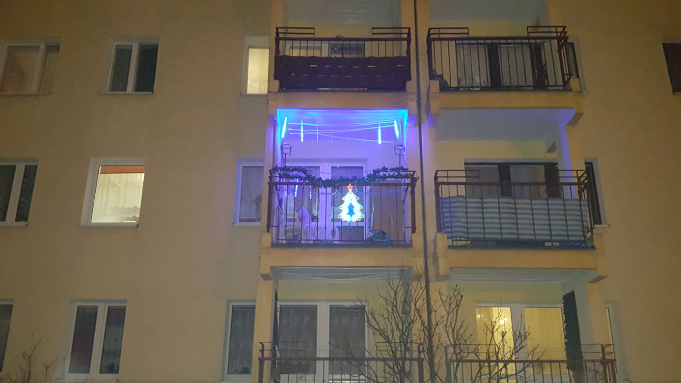 Domy i balkony w Bydgoszczy oświetlone i przystrojone