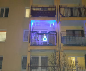 Domy i balkony w Bydgoszczy oświetlone i przystrojone