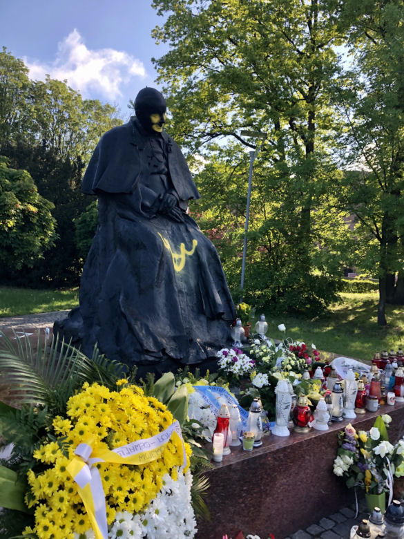 W Toruniu wandale zdewastowali pomnik Jana Pawła II