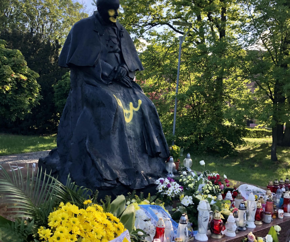 W Toruniu wandale zdewastowali pomnik Jana Pawła II