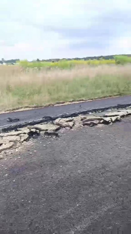 Rolnik zaorał świeży asfalt