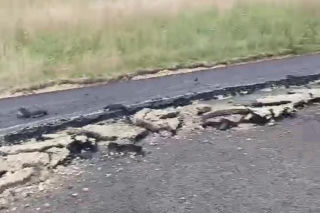 Rolnik zaorał świeży asfalt