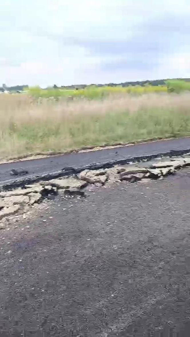 Rolnik zaorał świeży asfalt