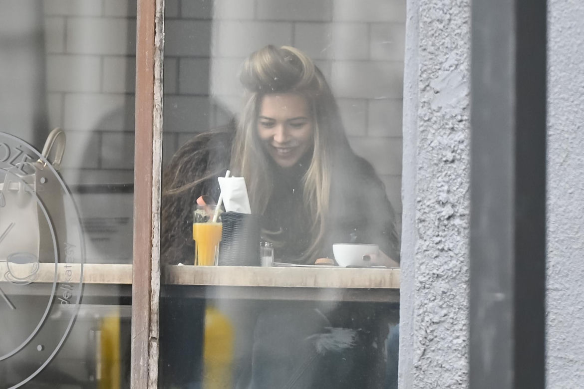 Sandra Kubicka w wałku na głowie