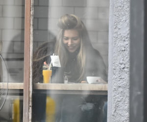 Sandra Kubicka w wałku na głowie