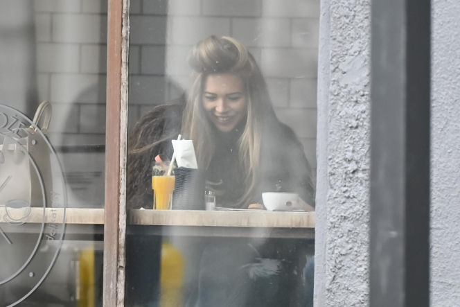 Sandra Kubicka w wałku na głowie