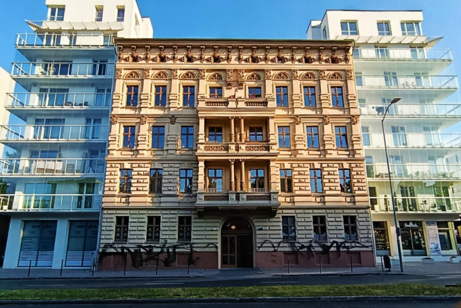 Oszpecona kamienica przy ul. Malczewskiego