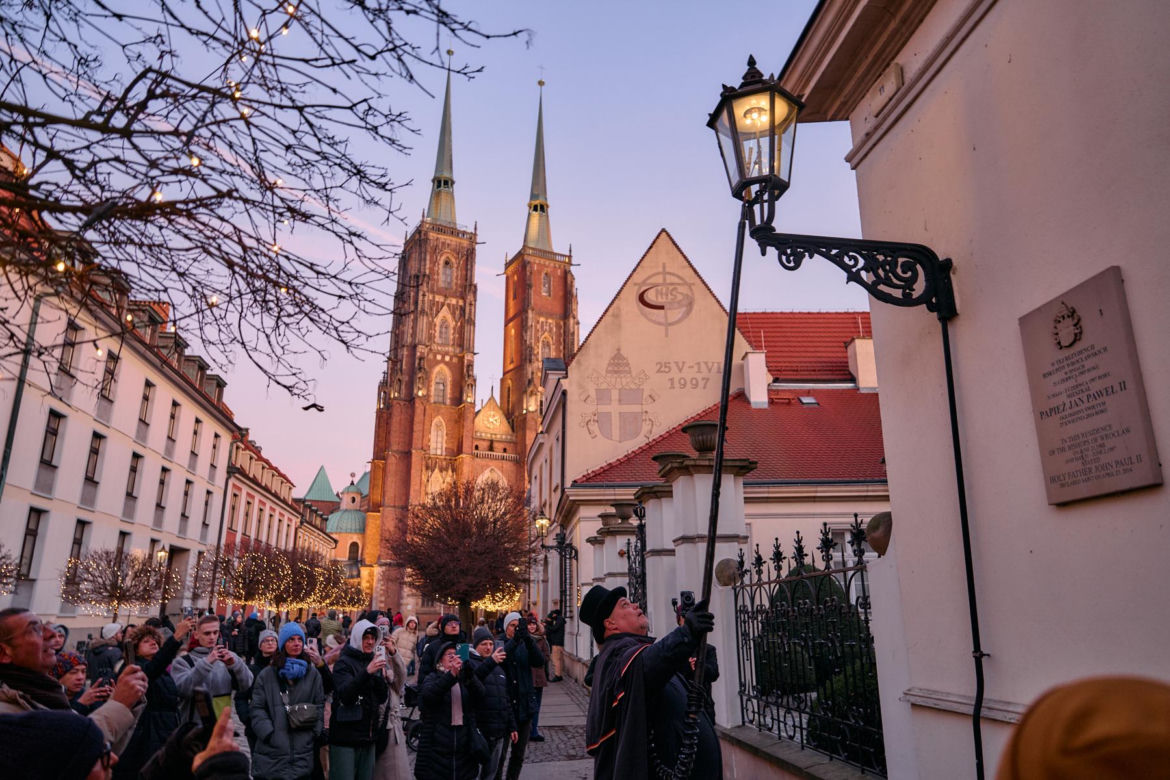 Wrocławski latarnik zapala 99 lamp gazowych
