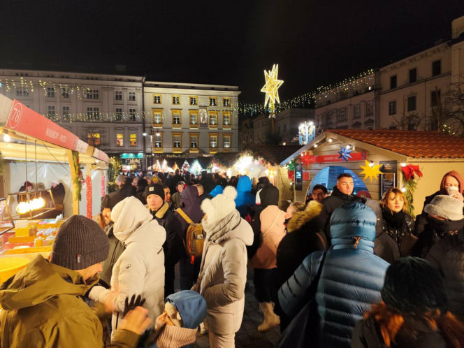 Tłumy na bożonarodzeniowym jarmarku na Rynku. To ostatnie dni żeby go odwiedzić