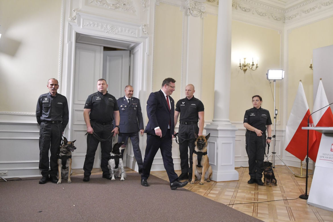 Służby więzienne z psami