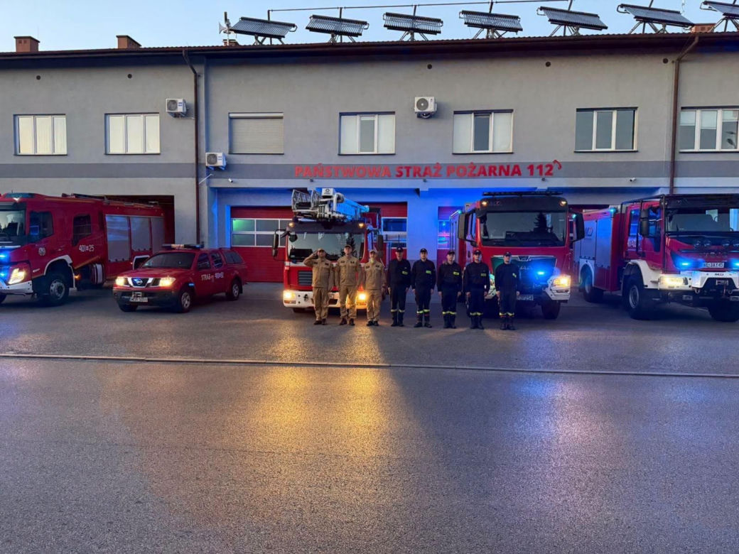Strażackie syreny zawyły dla poległych kolegów. Żegna ich cała Polska