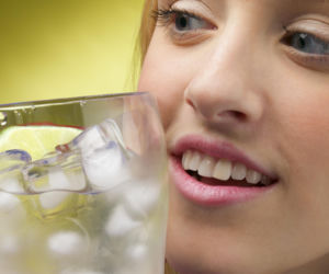 Ten poranny rytuał uchodzi za zdrowy. Dentyści ostrzegają: może niszczyć zęby i nasilać zgagę