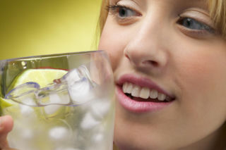 Ten poranny rytuał uchodzi za zdrowy. Dentyści ostrzegają: może niszczyć zęby i nasilać zgagę