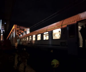 Trzymali się za ręce, weszli na most pod pędzące Intercity. Makabra pod Warszawą