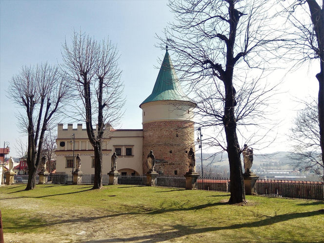 To jeden z najpiękniejszych domów w Małopolsce. Kiedyś był dworem obronnym, dziś zachwyca turystów