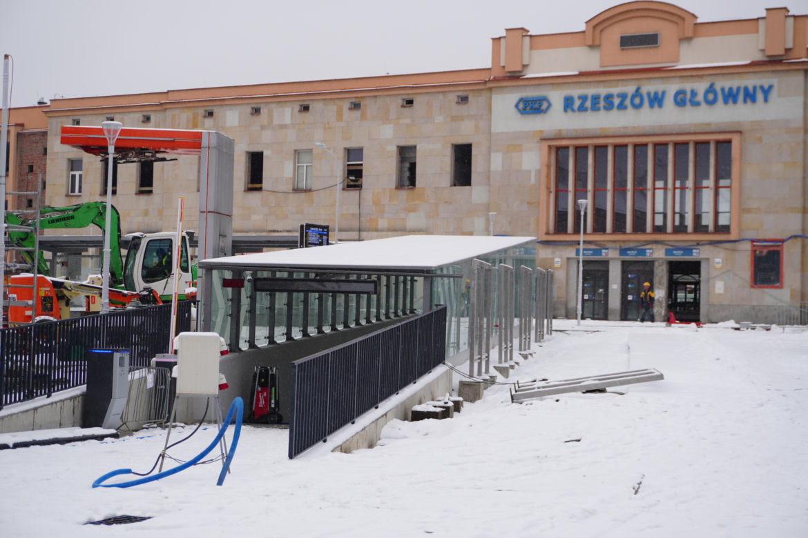Nowy plac przed dworcem prawie gotowy. Kiedy zostanie otwarty?