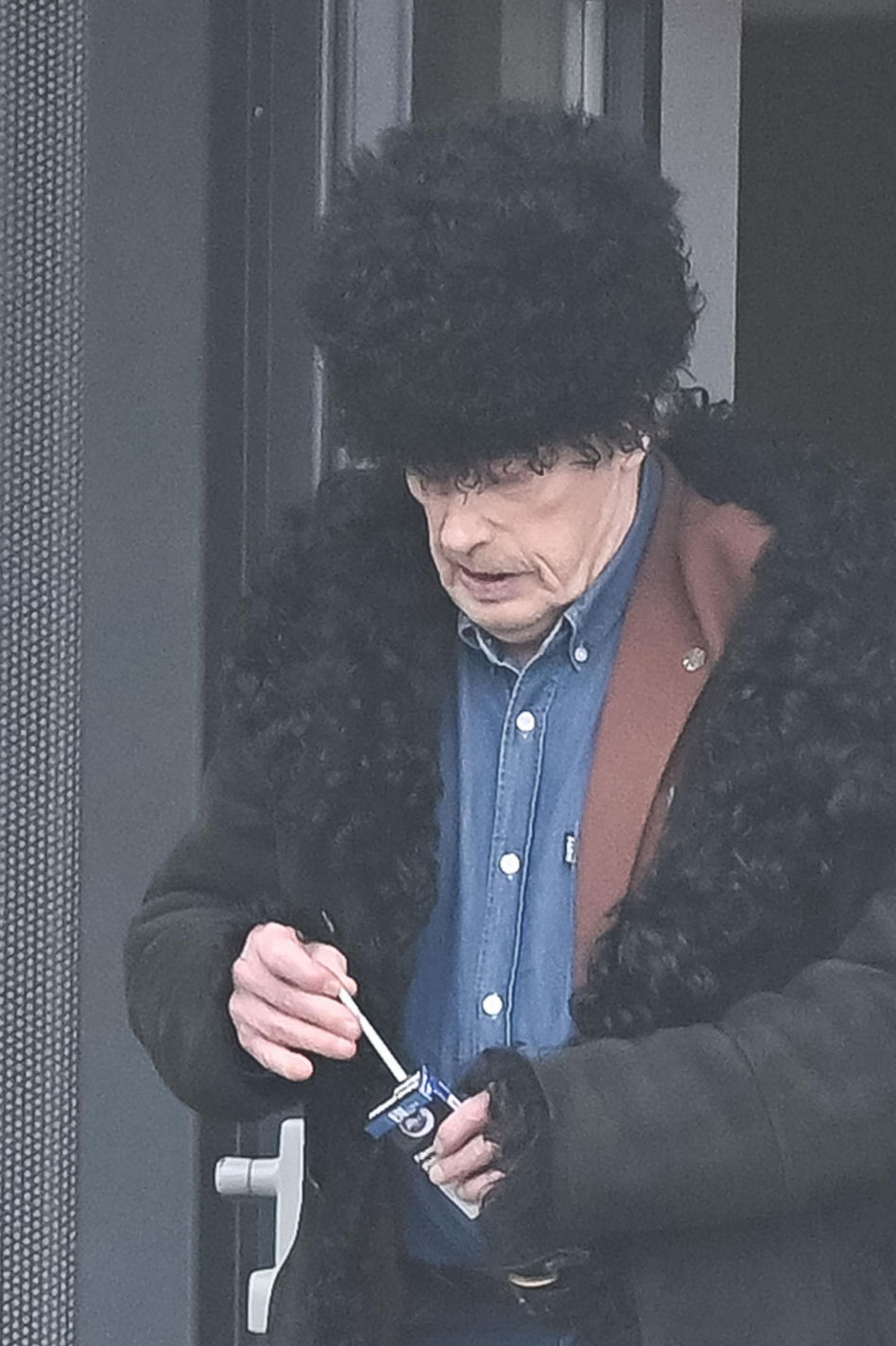 Daniel Olbrychski pali pod zakazem palenia