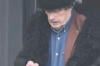 Daniel Olbrychski pali pod zakazem palenia