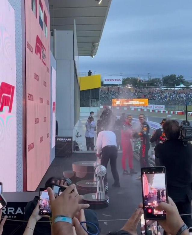 Bartosz Kurek z żoną na wyścigu F1 w Japonii