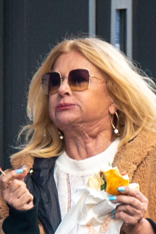 Majka Jeżowska stołuje się na ulicy.