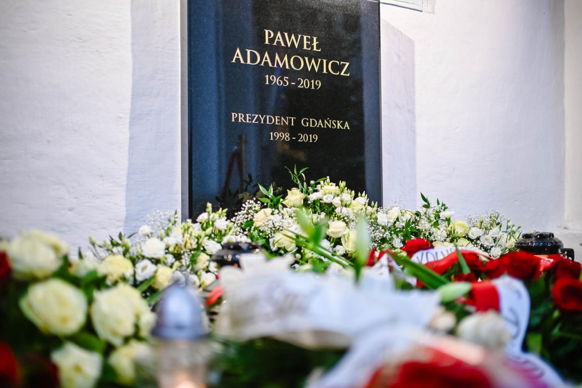 Grób Pawła Adamowicza i miejsce zamachu w szóstą rocznicę tragedii