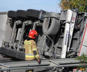 Ciężarówka przewróciła się na S8