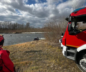 Samochód w Popradzie. W pobliżu znaleziono ciało