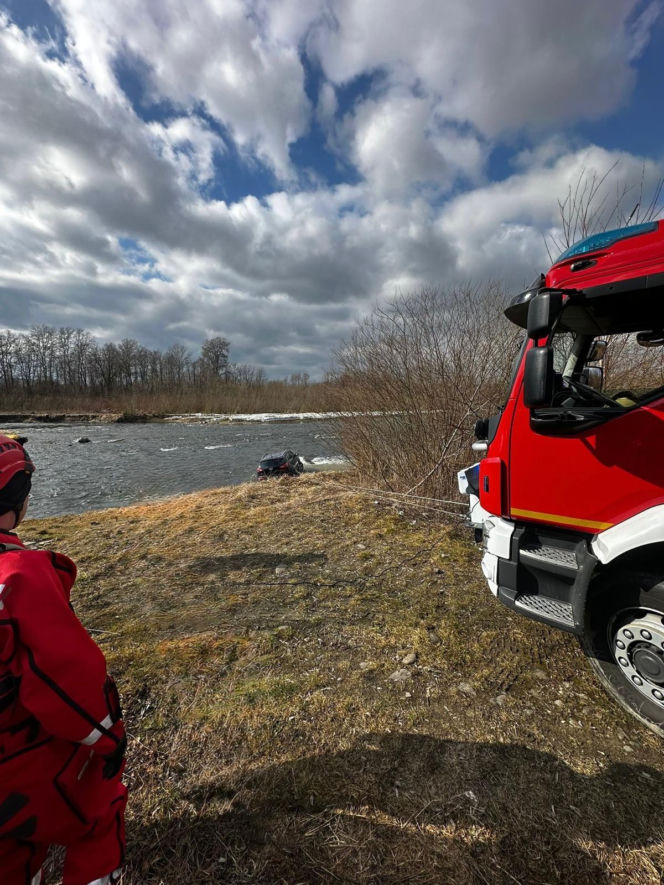 Samochód w Popradzie. W pobliżu znaleziono ciało