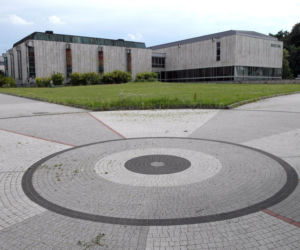 Afera o memy. Obrazki z Jezusem i Matką Boską znikają z wystawy w Gnieźnie