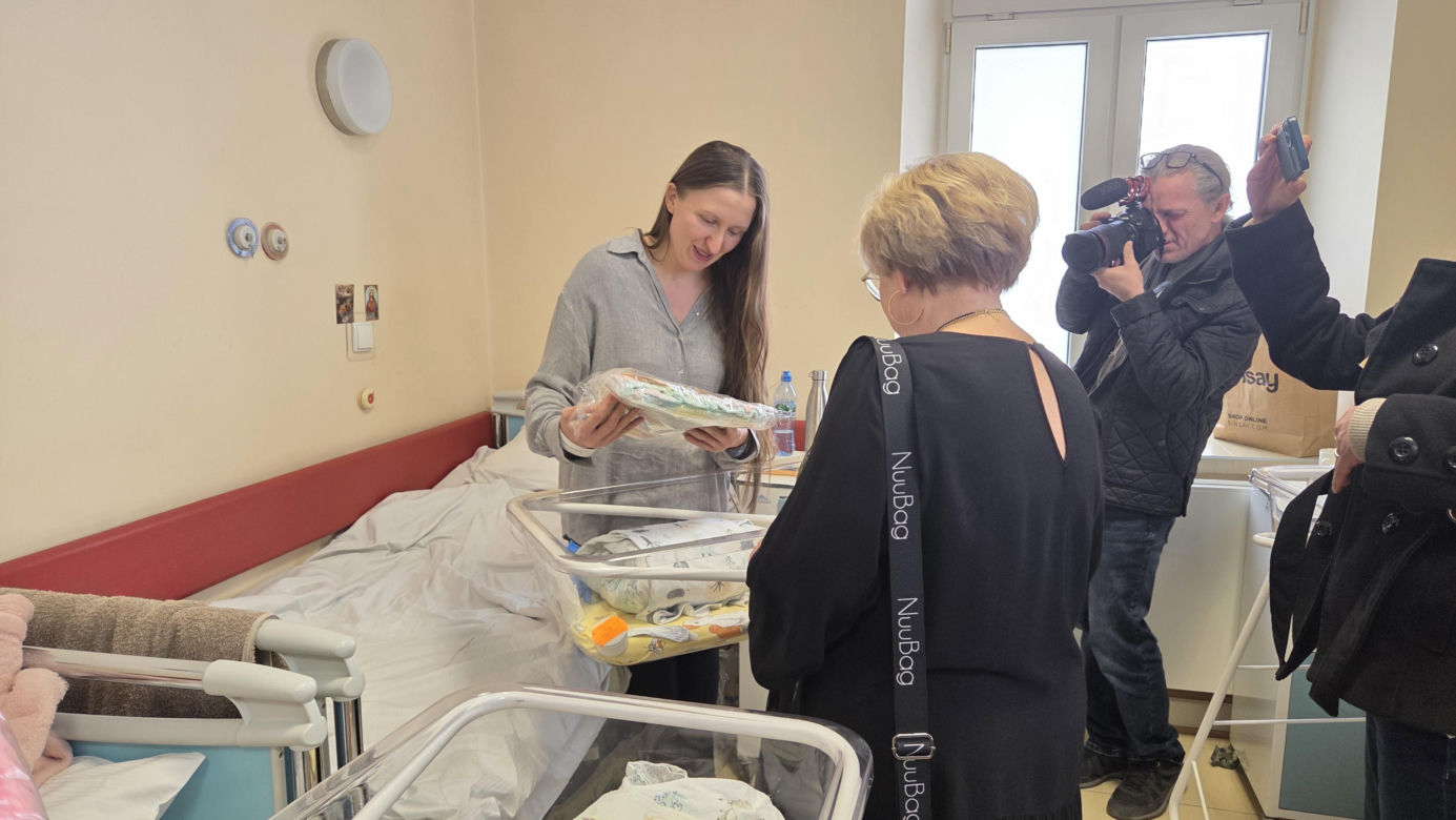 Kieleckie seniorki wydziergały kocyki dla wcześniaków