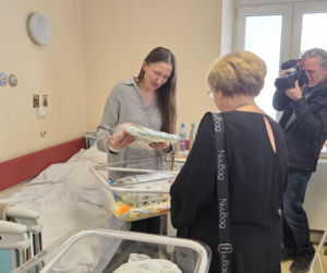 Kieleckie seniorki wydziergały kocyki dla wcześniaków