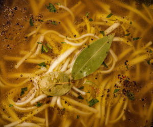 3 powody, dla których rosół wychodzi mętny i jak tego uniknąć