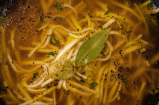 3 powody, dla których rosół wychodzi mętny i jak tego uniknąć