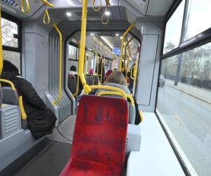 Koniec ze spaniem na siedzeniach w komunikacji miejskiej. Radni przegłosowali uchwałę