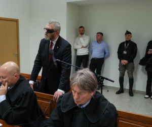 Europoseł Grzegorz Braun (C) na sali Sądu Rejonowego dla Warszawy-Pragi Południe